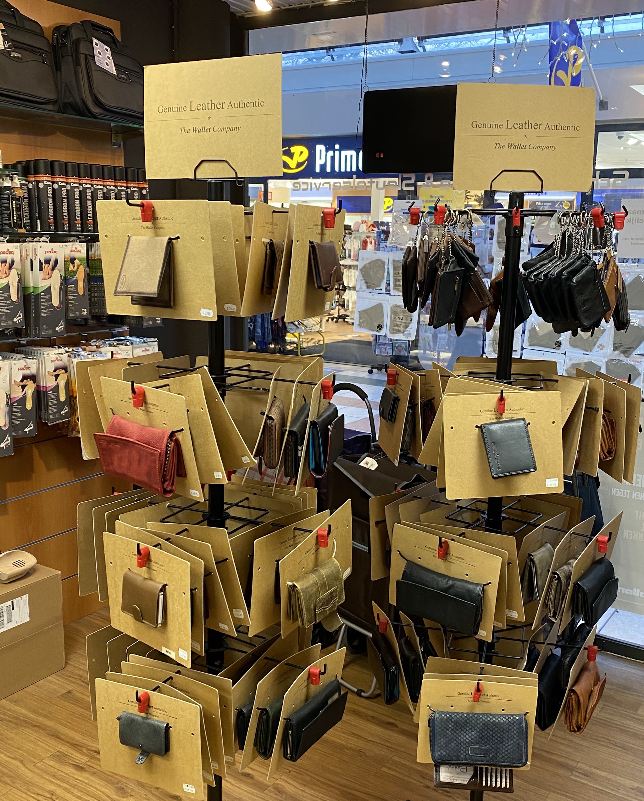 Rek met leren portemonnees en kleinlederwaren in de winkel