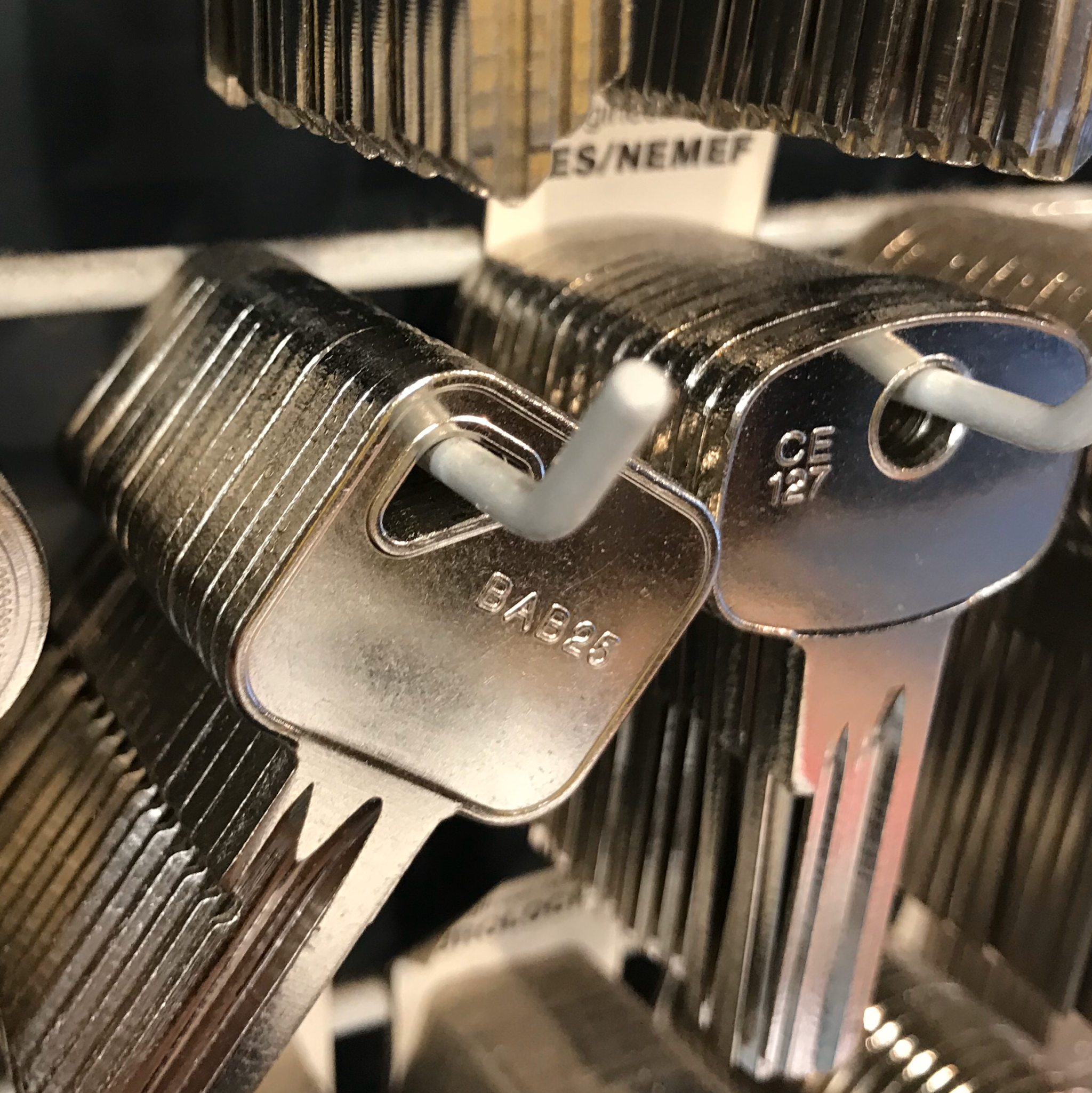 Sleutelblanco's aan haken in de winkel, klaar om bij te slijpen