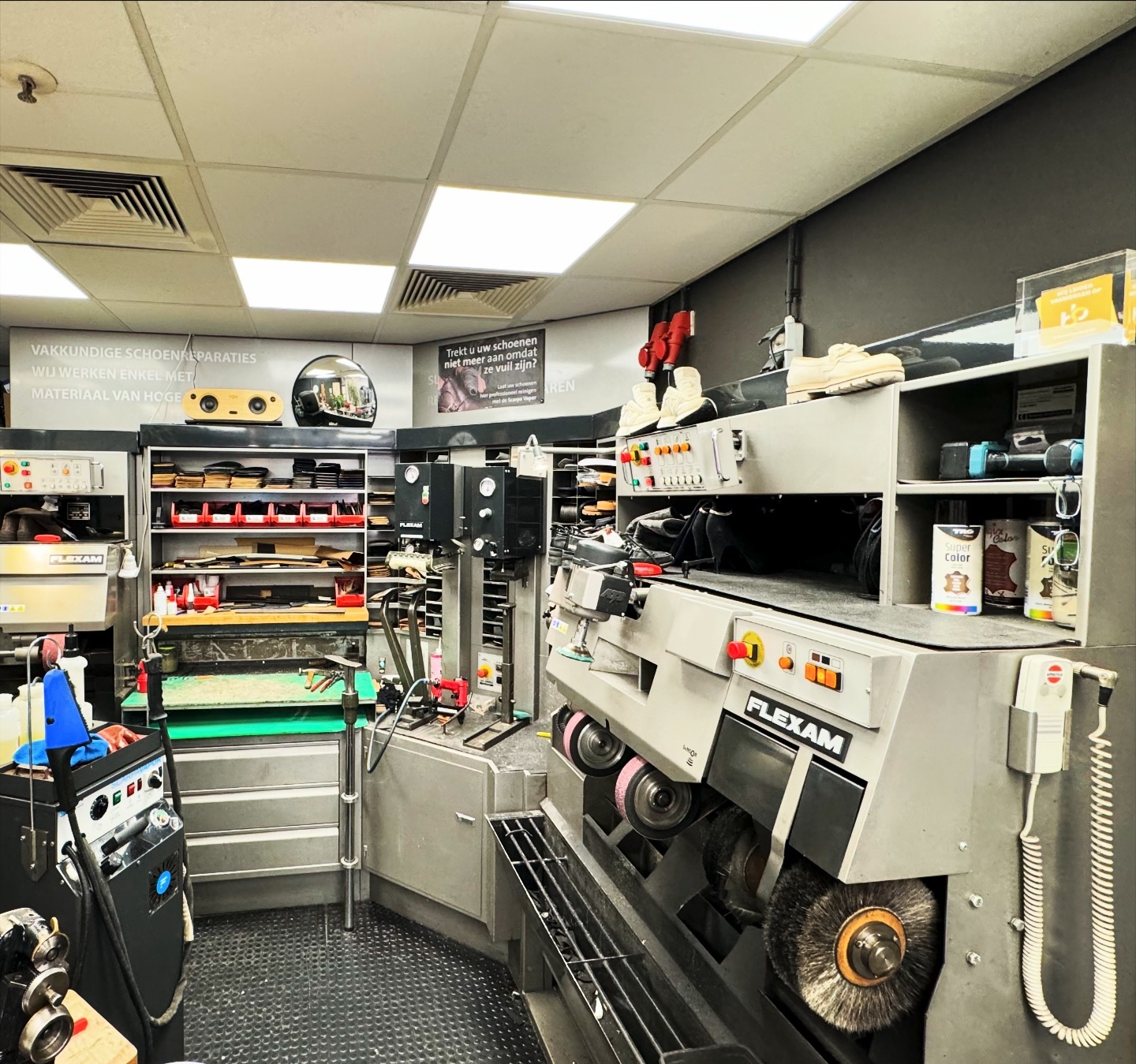 De machines in de werkplaats achter de toonbank
