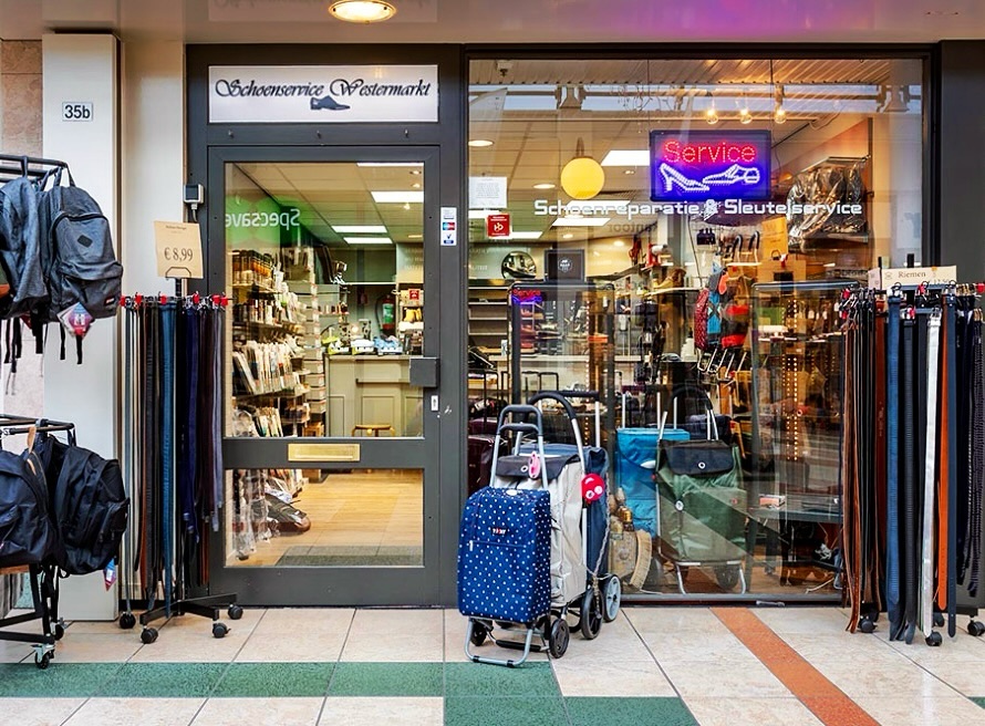 De winkelpui van Schoenservice Westermarkt op nummer 35b in het winkelcentrum
